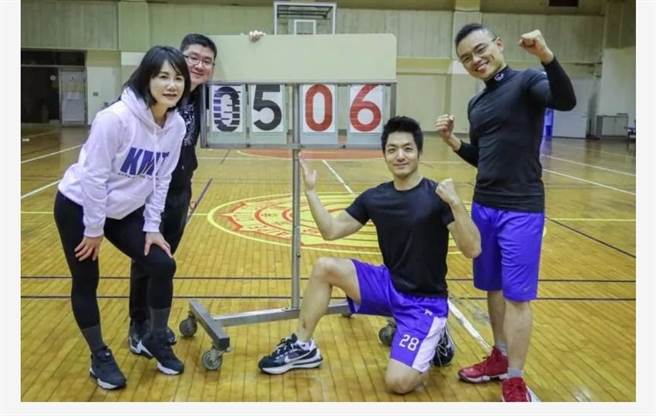 蒋万安日前与党内同志尬絿，意外被发现穿了一双高价潮鞋而引发外界议论。（图撷自洪孟楷脸书）