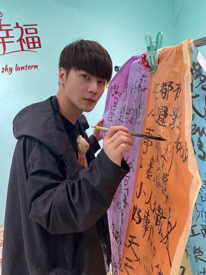 古曜威放天燈招桃花刮刮樂槓龜失落拼工作（單純夢想文創事業提供）