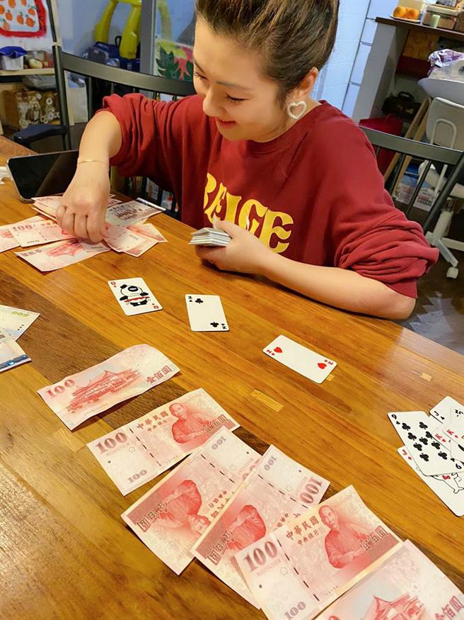 Selina与黄子佼、丁文琪、李明依等人一起开心聚会玩射龙门。（摘自任家萱Selina脸书）