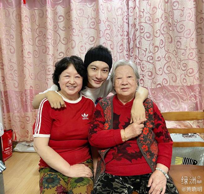 黄晓明除夕回老家陪妈妈、姥姥过春节，初一即回重庆拍戏。（图／翻摄自微博）