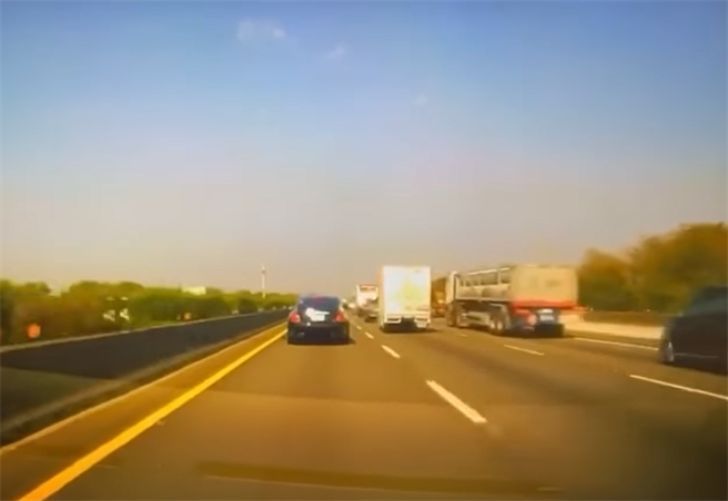 国道一号北上北斗路段16日发生车祸连环撞，后方开国产车的男驾驶不幸撞上劳斯莱斯。（翻摄脸书社团《爆废公社公开版》）