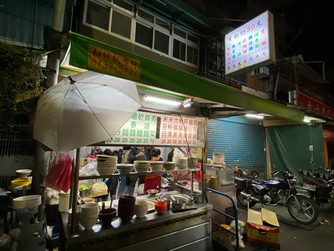 據了解，這間位在南機場夜市的黑白切，口碑相當不錯，不但價位多介於20元-30元不等，還24小時營業，是熟客的佛心店家。（翻攝臉書：路上觀察學院）