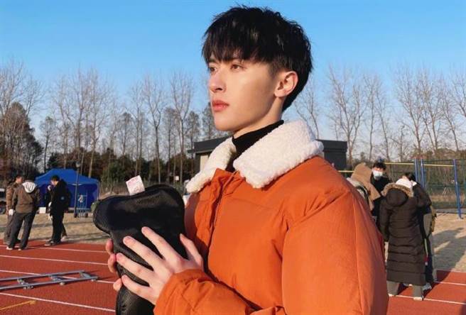 張逸杰遭爆料在片場對待臨演的態度不佳。(圖/翻攝自張逸杰微博)