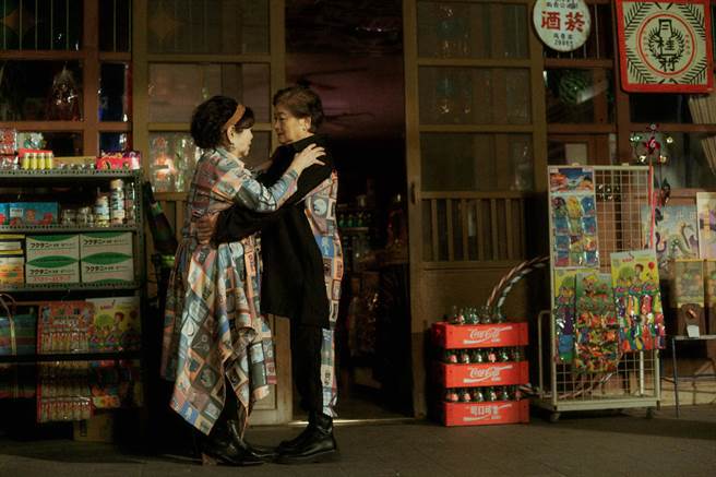 陈淑芳（左）为台湾品牌INF纽约时装周同步发表的微电影演出女同志，与戏中爱人周小琴多年后再次相逢感动多人。（INF提供）