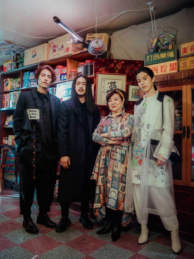 INF设计师设计师郭玮（左二），邀唐振刚（左一）、陈淑芳（右二）、廖晓彤（右一），参与品牌2021秋冬数位微电影。（INF提供）