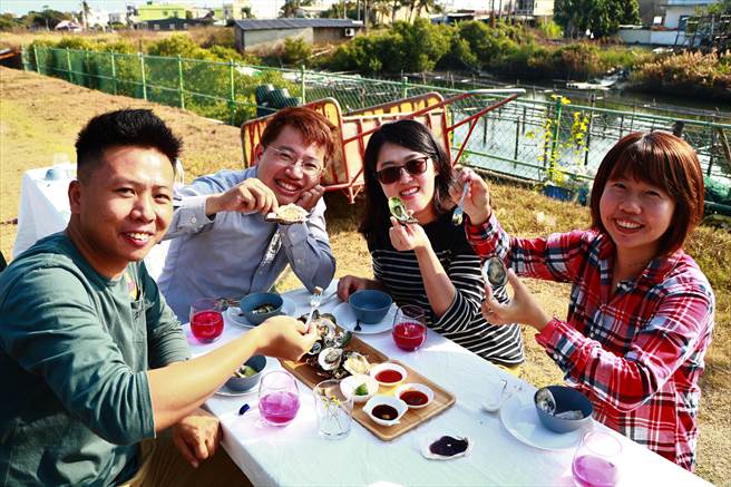 近日东港「南平慢活」小旅行正式上线，当中「牡蛎园下午茶」除能吃蚵外，还能搭管筏赏蚵，特殊游程引人抢睹风采，也道尽小渔村的前世今生。（谢佳潾摄）