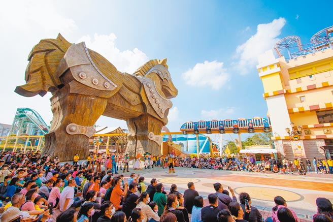義大遊樂世界春節期間湧現入園人潮。圖／業者提供