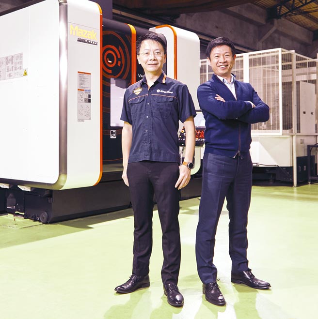 鉅钢机械董事长特别助理陈璟浩（右）、厂务部经理朱震羽（左）与新添购的MAZAK五轴复合加工机。图／业者提供