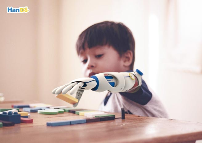 南臺科大参赛作品「Hando」荣获2020年美国IDA国际设计奖两项金奖，「HanDo」是专为6～12岁单侧断肢儿童所设计的义肢。图／南臺科大提供