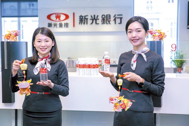 新光银行「牛转新机」发财水及「牛转钱坤 牛势大发」幸运提灯，带给大家好运与祝福。图／新光银行提供