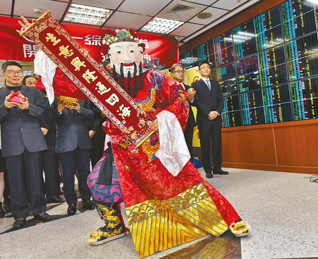 依富台期及台股相关ETF涨幅推估，台股红盘日将挑战大涨逾300点。图为财神跳加官迎好采头。（本报资料照片）