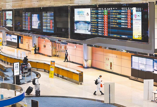 今年因全球疫情严峻，各国国境严管，往年桃机春节入出境人潮已不復见，今年农历春节除夕到初四入出境人数更只剩下不到5000人，是桃机最冷清的一年。（陈麒全摄）