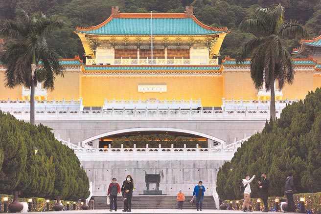 行政院已拟定新构想，决定将数位发展专责部会，目前倾向以「部」的形式规画，另故宫改隶文化部的计画几已成定局。图为民眾步出台北故宫博物院。（本报资料照片）