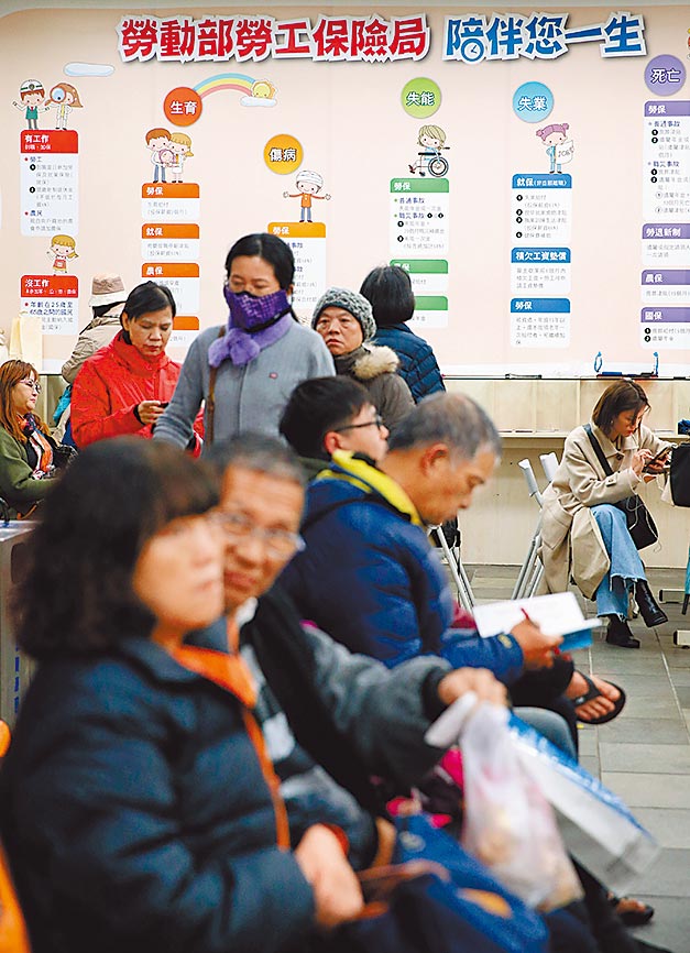 新制劳工退休金每年均会分配收益，但有劳工在去年4月请领新制劳工退休金，并在请领后才发现，劳退基金因去年首季台股重挫一度亏损，最后领到的收益短少逾20余万元。图为劳动部劳工保险局民眾洽工。（图／王英豪摄）