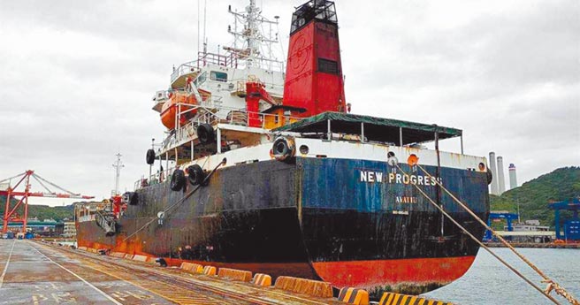 库克群岛籍渔船发生缅甸船员遭刺死的海上喋血，因我国没有管辖权，检察官本月6日开立死亡证明书，但全案仍无法解决，近20名船员在船上过年。（本报资料照片）