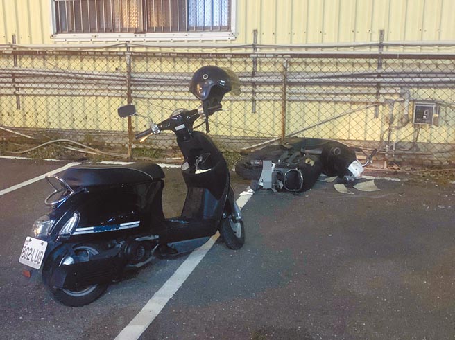 王姓男子負傷攔搭路人的機車，但仍被仇家以汽車連續追撞，致機車嚴重扭曲變形（前方機車）。（洪榮志攝）