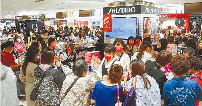 高雄遠東SOGO百貨驚爆周年慶「買千送百」漏洞，潘姓女樓管涉嫌侵入收銀系統搜刮民眾未兌換發票換現金。（本報資料照／袁庭堯高雄傳真）