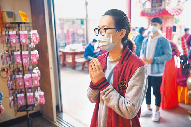 受疫情影响，每逢大年初五举办抛绣球活动的嘉义市大福兴宫改办掷筊比赛，自10日举行至今，已有上千人参赛。（吕妍庭摄）