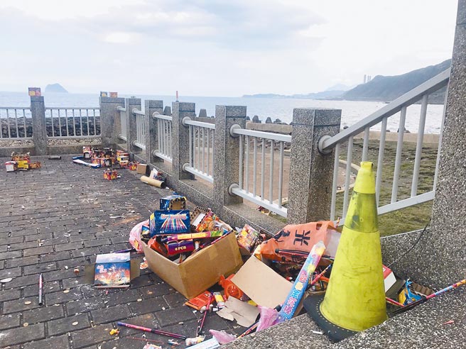遊客反映，這次的景色和以往不同，身旁多了許多鞭炮殘骸，直呼感覺很差。（陳彩玲攝）