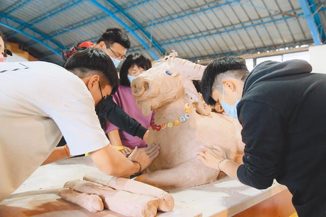 花蓮縣府與受監護孩童團聚，並以牛年為主題舉辦陶藝活動。（花蓮縣府提供／羅亦晽花蓮傳真）