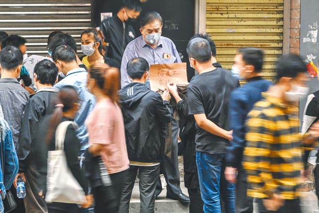 大陸18日開工，在地過年與疫情，讓年後找工作的人比往年減少。圖為廣東有廠商路邊招工。（中新社）