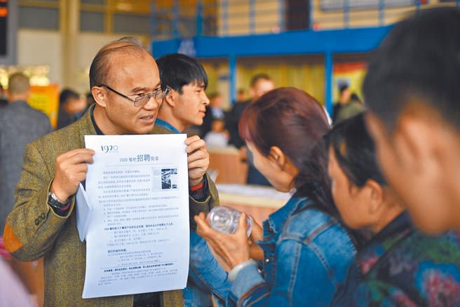 春节假期过后，昆明市南坝人力资源市场迎来求职、招工高峰。据市场负责人介绍，随着眾多务工人员返程和用人单位陆续开工，近几日每天大约有7000余人进场求职。（中新社）