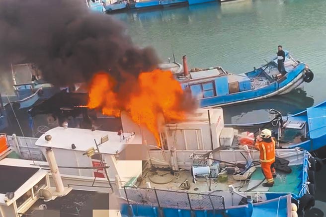 桃園市新屋區永安漁港昨早傳出漁船火警，險些波及周邊漁船，所幸無人傷亡，火勢也在10分鐘內撲滅。（翻攝照片／黃婉婷桃園傳真）