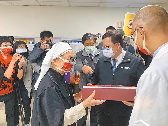 桃园市长郑文灿16日至圣保禄医院探访，院长沈雅莲（左）也亲自出面接待。（姜霏摄）