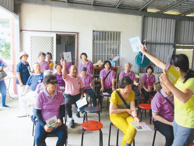 新竹县社区营养推广中心办理社区营养教育讲座，推广「三好一巧」及「我的餐盘」均衡饮食口诀。（新竹县政府提供／罗浚滨新竹传真）