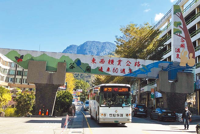 市議員張家銨昨抨擊說，公路總局推出春節連假搭乘國道客運等，10小時內轉乘在地市區客運，享基本里程免費優惠，中市並未配合。（陳世宗攝）