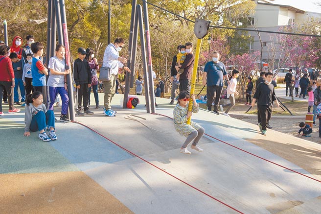 大甲铁砧山雕塑公园春节连假游客如织，全新游憩设施最受小朋友青睐。（王文吉摄）