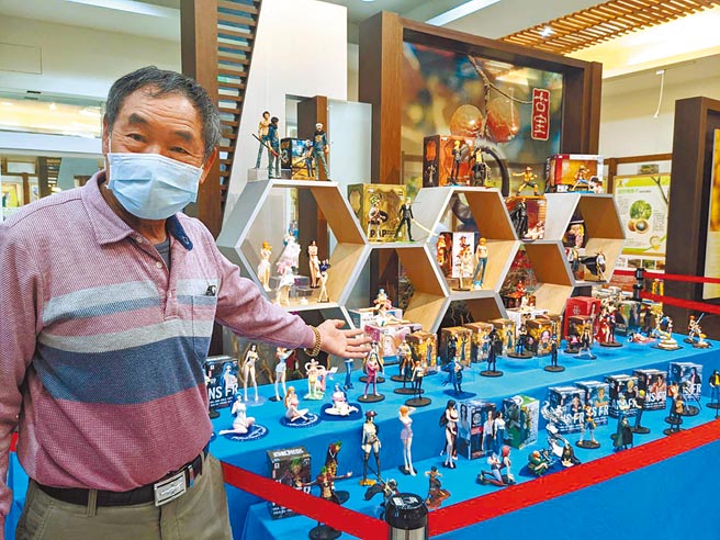 王高荣酷爱收藏，收藏品是小朋友喜爱的动漫公仔、迴力车，每年春节都会在自家公司免费展出。（庄曜聪摄）