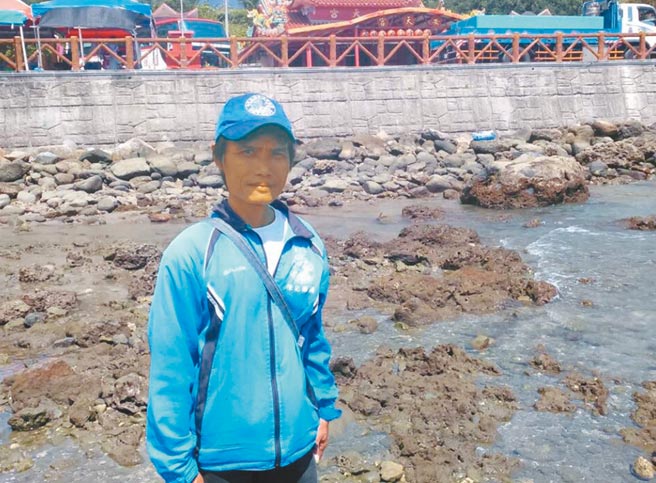 台东县卑南乡富山护渔区曾因过度捕捞，当地海域生态破坏殆尽，当地居民陈世岳决定亲自动手守护家乡。（翻摄自陈世岳脸书）