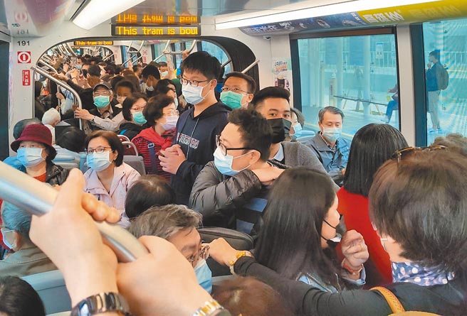 高雄輕軌全線免費試乘，春節連續假期運量大爆發，一甩疫情以來的低潮陰霾。（高雄捷運公司提供／袁庭堯高雄傳真）