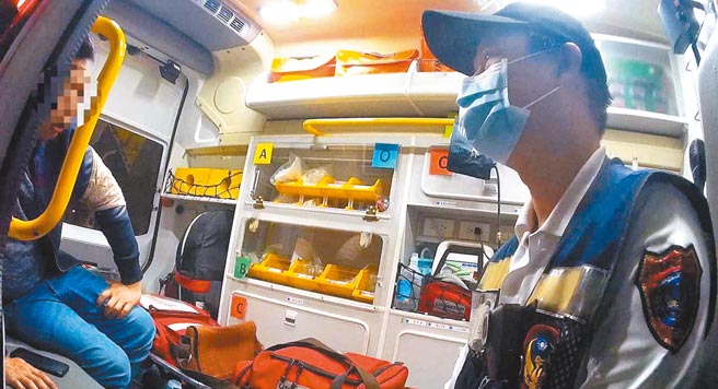 高雄一家夜店16日凌晨發生打人糾紛，新興分局快打部隊獲報到場，只見帶有醉意的34歲劉男血流滿面，神情顯得痛苦，警消將他送醫，在場的25歲楊男坦承動手被帶回調查。初步了解，劉男酒後搭電梯時對陌生女子咆哮，遭一旁楊男制止，劉男怒推對方一把，反招來一頓猛打。（翻攝照片／劉宥廷高雄傳真）