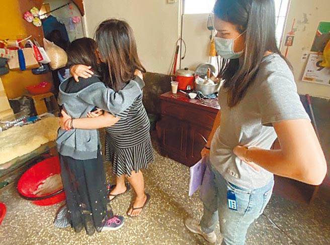 被安置于某社福机构的少女「小君」过年时思念妈妈，竟逃离安置机构又不敢直接返家，高市少年队员警寻获少女后陪她返家圆梦，与母亲相拥而泣。社工师允诺尽速重新评估，让少女早日回归原生家庭。（高市少年队提供／袁庭尧高雄传真）