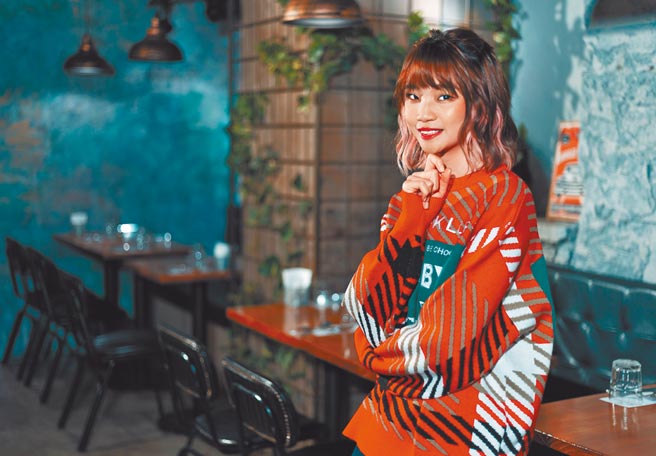 22歲的新生代歌手鄭心慈至今仍母胎單身。（羅永銘攝）