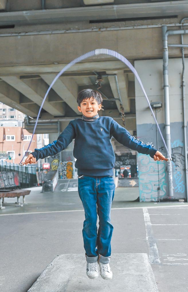 想长高的叶小毅也在师兄督促下卖力跳绳。（卢祎祺摄）