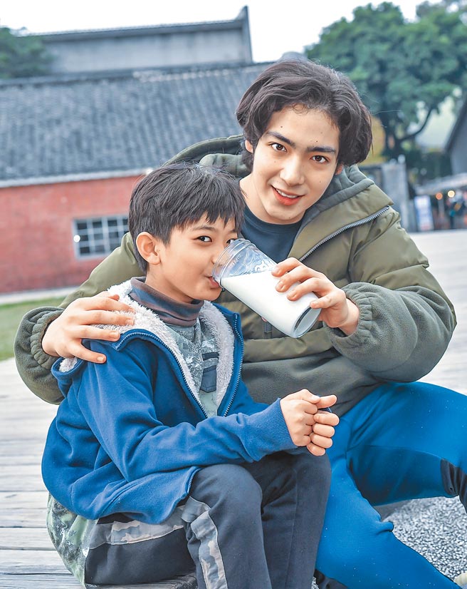 黄士杰（右）从小爱喝牛奶，所以也推荐叶小毅多喝牛奶补充成长所需钙质。（卢祎祺摄）