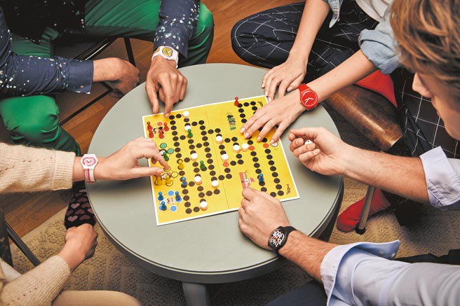 大過年佩戴紅色腕表十分喜氣，且有「時來運轉」之意，可帶來好運氣。（SWATCH提供）