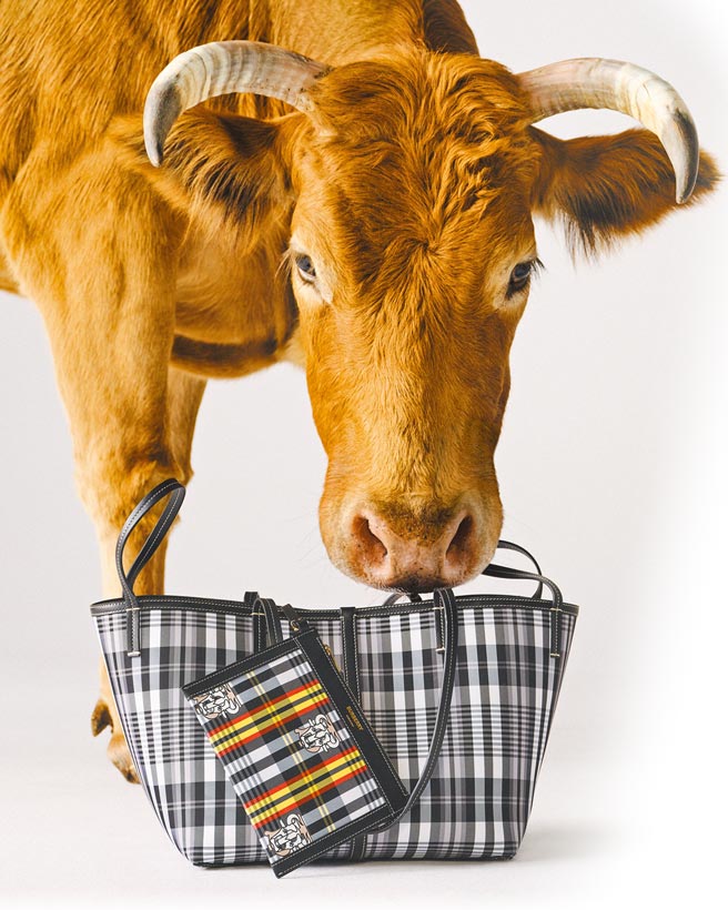 Burberry超大型花押字图案格纹海滩托特包，5万9000元。（Burberry提供）