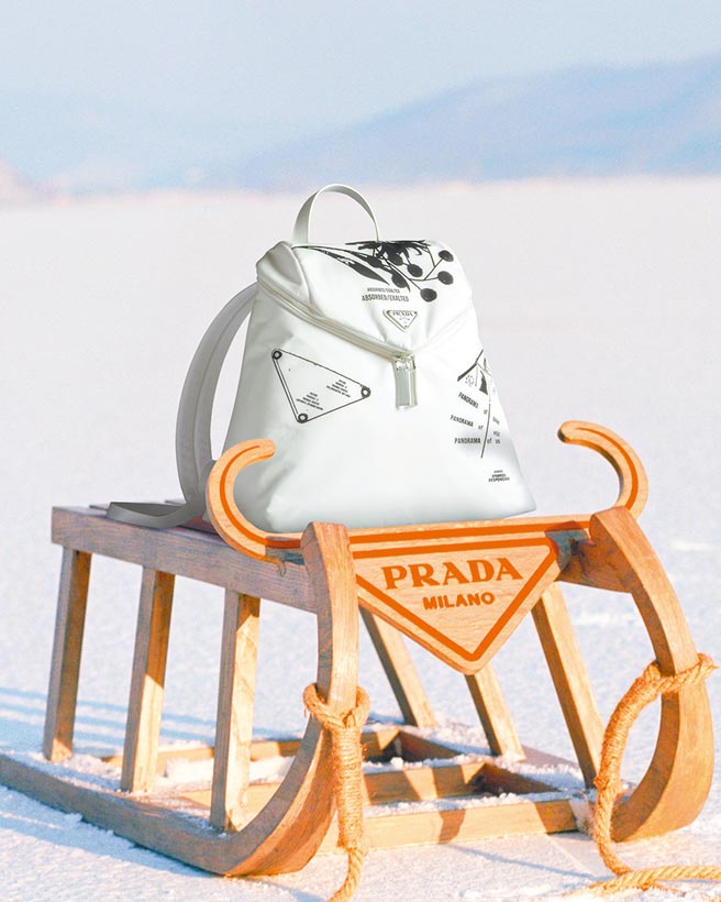 Prada Signaux印花尼龙背包，5万1000元。（Prada提供）