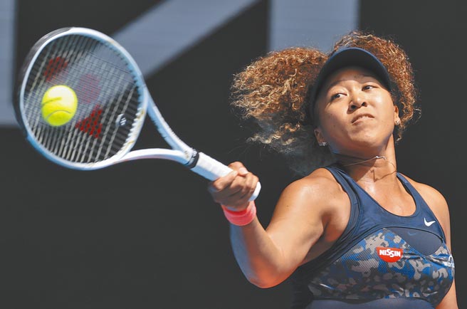 谢淑薇于澳网8强输给大坂直美，表现其实不差，在对手头3个发球局就逼出3个破发点，可惜都没能把握住，否则结果可能不同。（美联社）