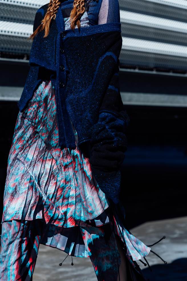 图二：品牌擅长使用织物质感，利用米利诺羊毛与金属光泽纤维，创造宛如星辰轴迹的效果。（SYZYGY提供）