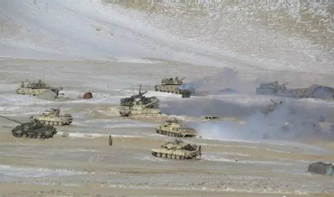 解放军在开始与印军脱离接触的24小时内，在高山上展示撤退200多辆坦克与动员百余辆运兵卡车的战术机动能力，震慑了印度政界与媒体。（图／微博）