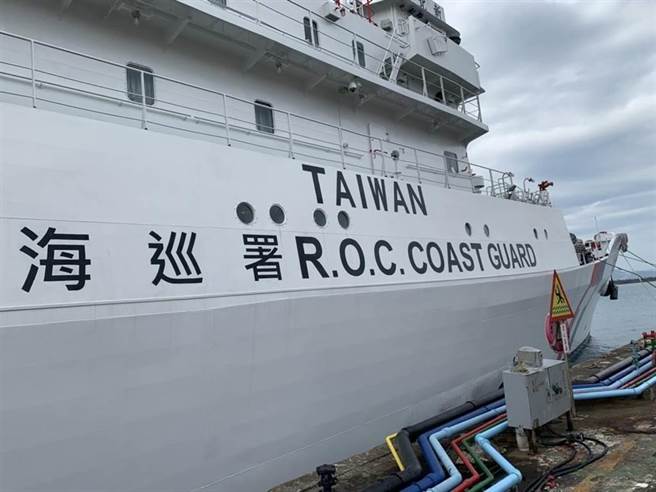 海巡舰艇舷侧现有文字涂装，在现有「R.O.C. COAST GUARD」上方，增加醒目「TAIWAN」字样。（本报资料照）