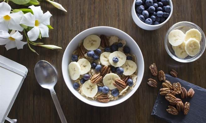 香蕉含有一种称为生物碱，是种快乐食物。(示意图/Pixabay 康健杂志提供)