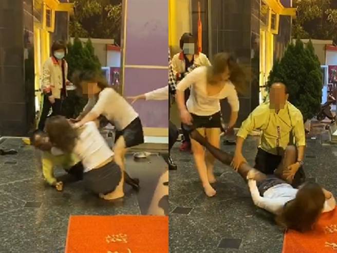 台南市安平区一间舞厅2名年约40岁的小姐，14日疑似喝醉酒后，欲替各自的客人出气，竟在舞厅门外互殴起来。（图／路人提供）