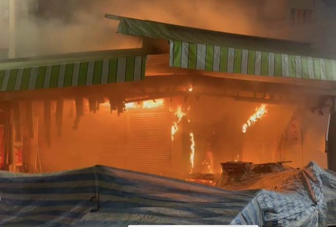 嘉義市東市場南門圓環附近攤家今天凌晨失火。（讀者提供）