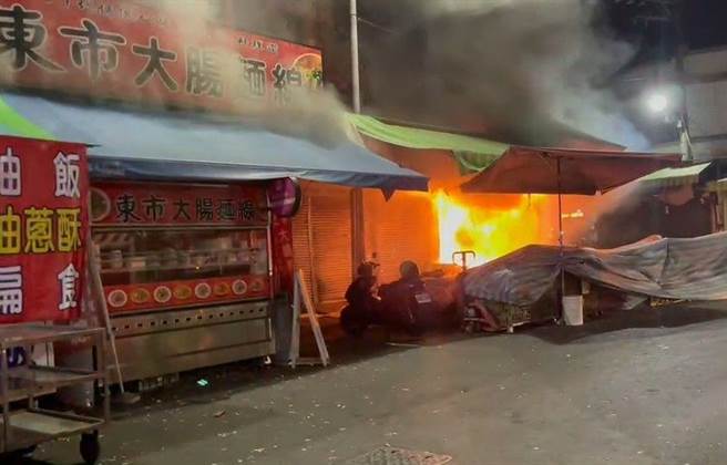 嘉義市南門圓環一帶的攤商凌晨失火。（讀者提供）